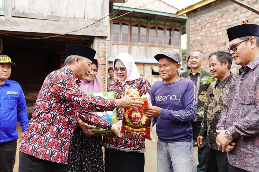 Amir dan Istri Bahagia Dibangun Rumah Layak Huni oleh Pj Bupati Apriyadi