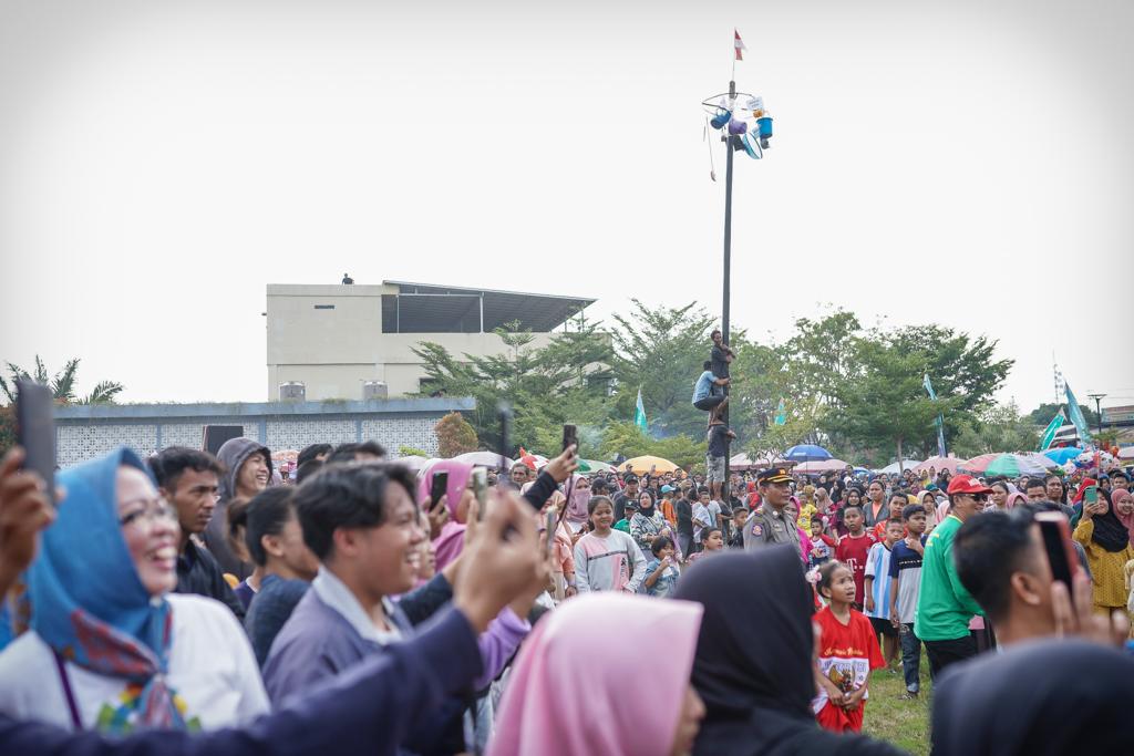 Antuasias Masyarakat Saksikan Lomba Panjat Pinang Di Muba