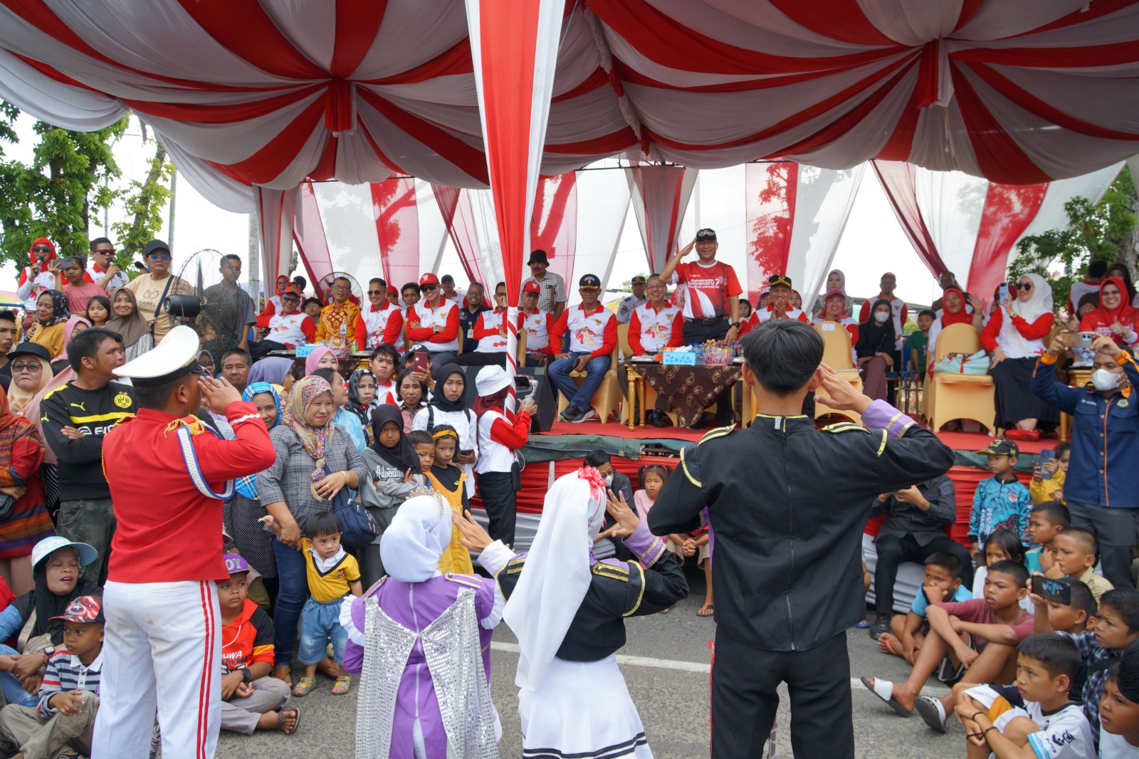 Antusias Saksikan Karnaval dan Kendaraan Hias, Jalan kolonel Wahid Udin di Muba Jadi Lautan Manusia