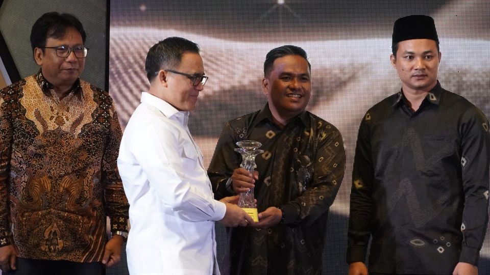 Anugerah Desa Cantik diterima Langsung Kadiskominfo Muba bersama Kades Bukit Selabu 