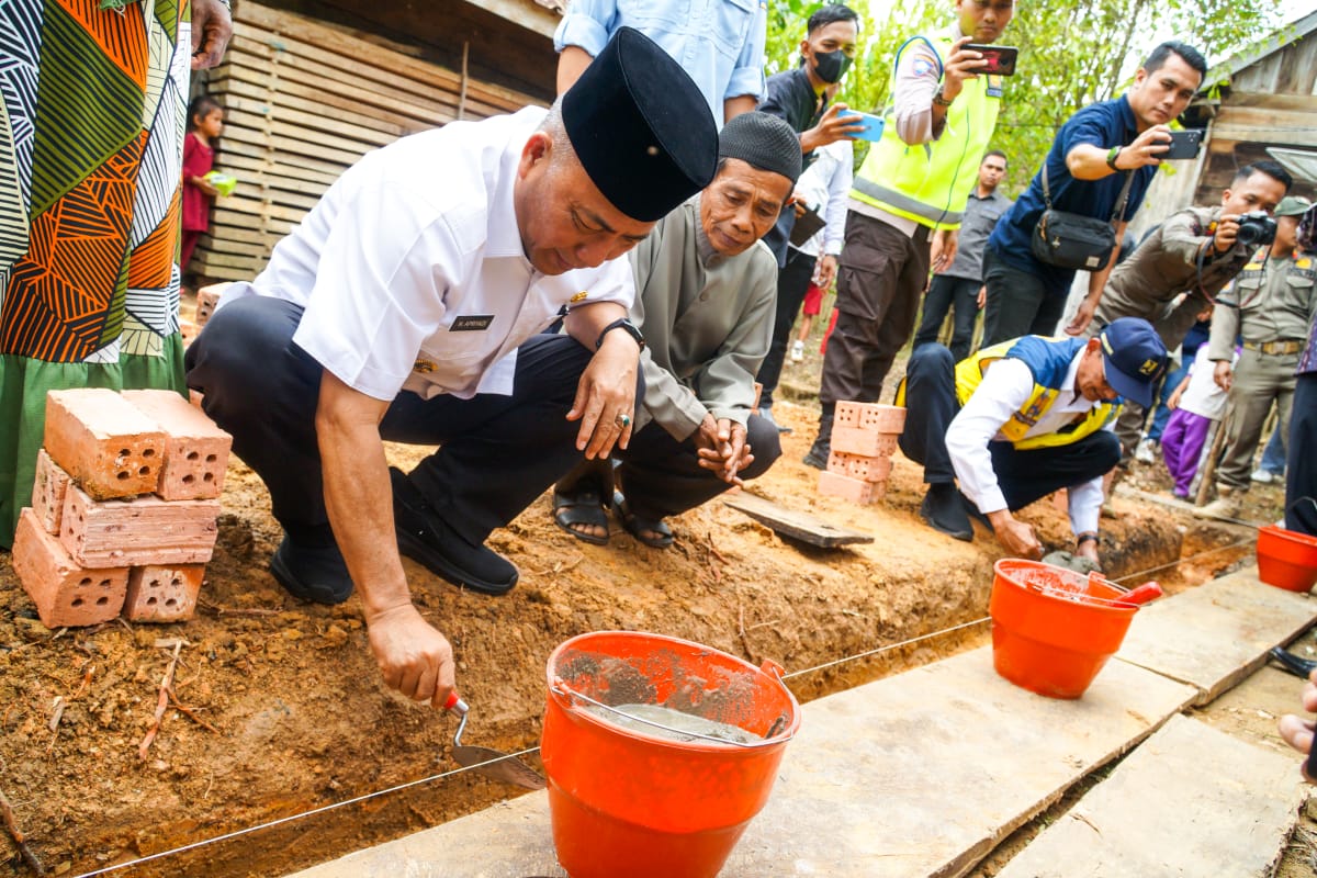 Apriyadi Boyong Bahan Bangunan ke Jirak Jaya, Perbaiki Rumah Sumarji