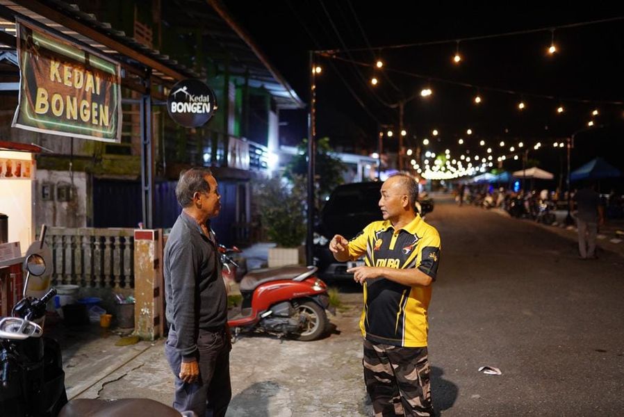 Bareng Cucu, Pj Bupati Apriyadi Berburu Kuliner di Pinggir Sungai Musi