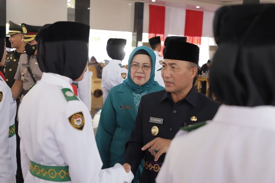 Bareng Istri, Pj Bupati Apriyadi Kukuhkan 75 Anggota Paskibraka HUT RI di Muba