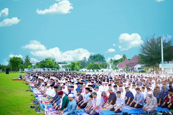 Bareng Keluarga Besar, Pj Bupati Apriyadi Salat Ied dengan Warga Muba