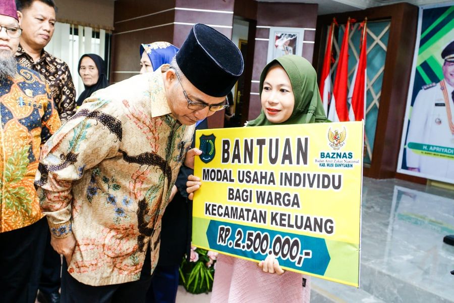 Bersama Baznas, Pj Bupati Apriyadi Kembali Salurkan Bantuan