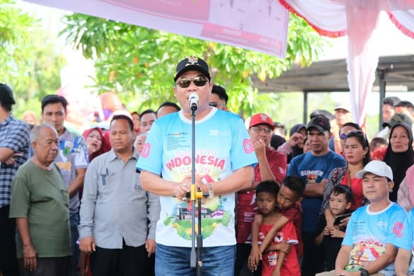 Bertabur Hadiah, Bupati H M Toha Tohet SH Saksikan Secara Langsung Lomba Panjat Pinang