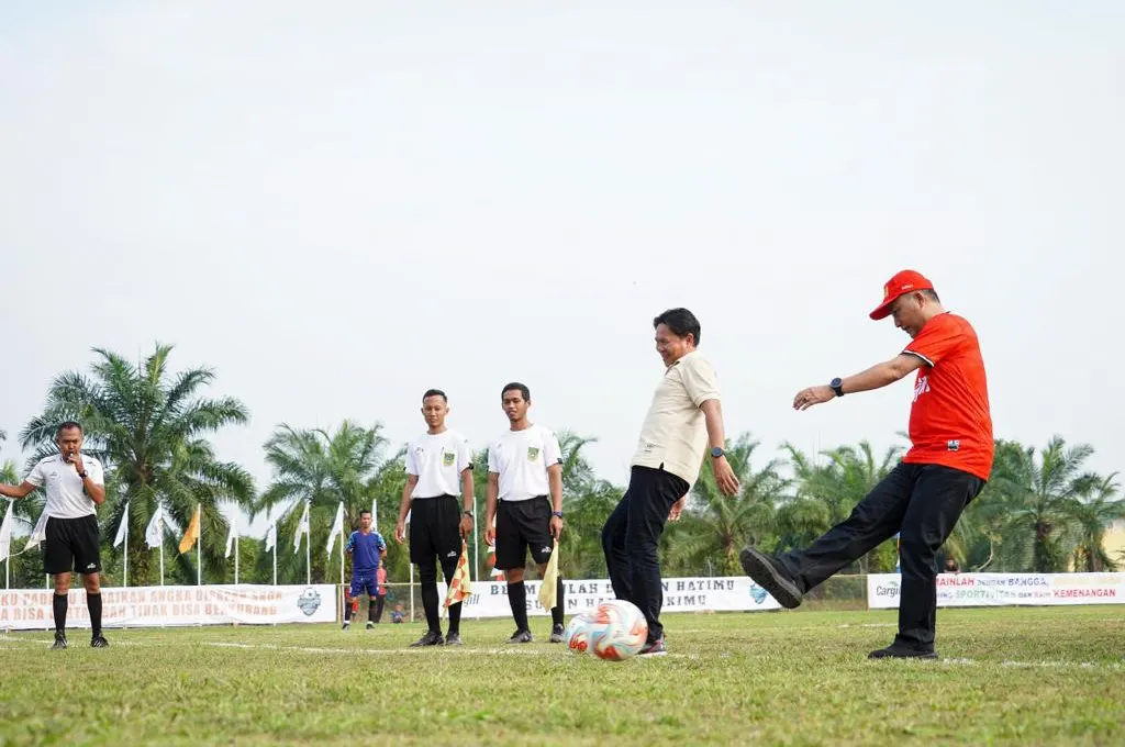 Buka Turnamen Sepakbola Hindoli Cup, Pj Bupati Apriyadi : Junjung Tinggi Sportifitas