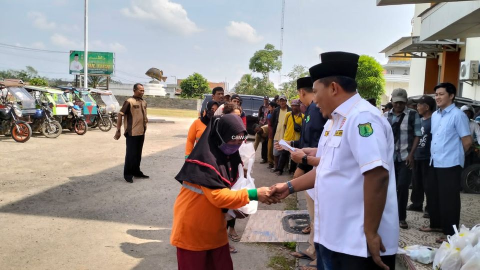 Camat Bersama Karang Taruna Muba Bagikan Sembako Ke Driver Bentor dan Petugas Kebersihan