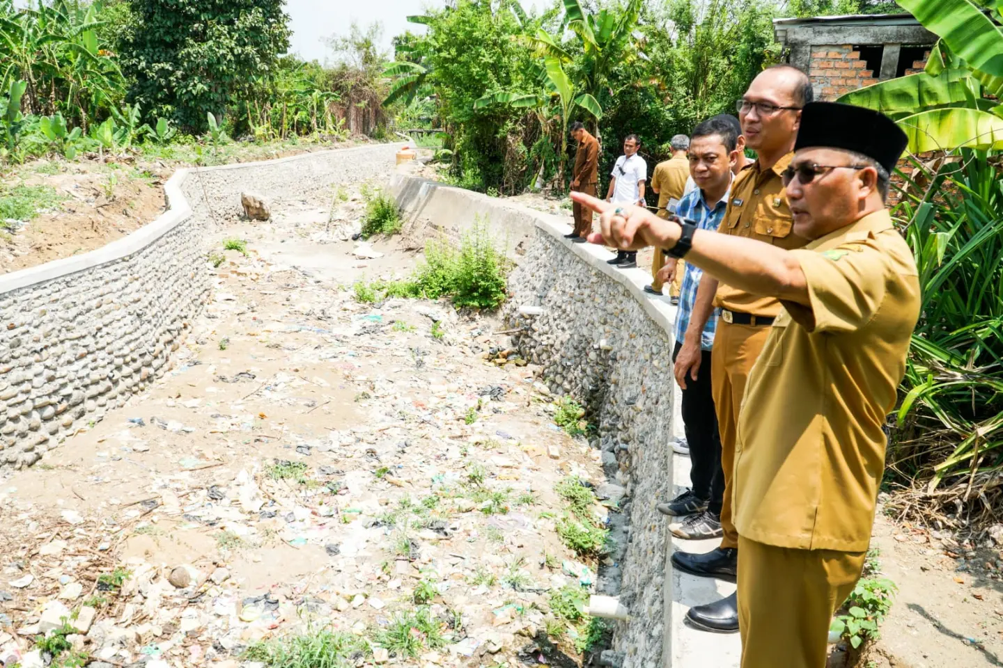 Cegah Banjir, Pj Bupati Apriyadi Bangun Tembok Penahan Sungai Tusan Tuan