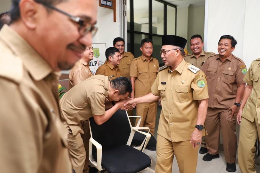 Datangi Kantor Bagian PBJ, Pj Bupati Apriyadi Tekankan Integritas