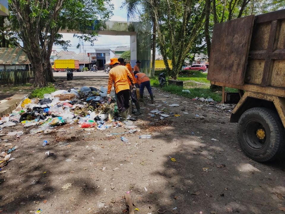 Dinas Lingkungan Hidup Muba Bersihkan Sampah di Terminal Randik Sekayu