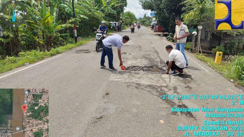 Dinas PU PR Muba Tanggapi Aduan Warga melalui Call Emergency 112 Terkait Jalan Rusak dan Berlubang 