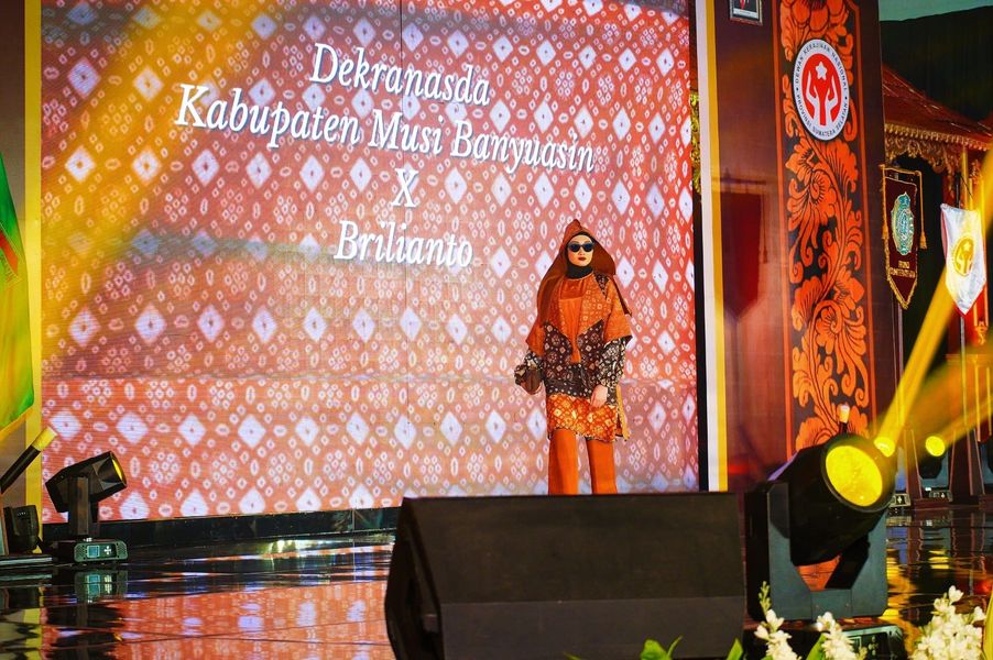 Duet Asna Aini dan Desainer Brilianto Antar Gambo Muba Raih Penghargaan