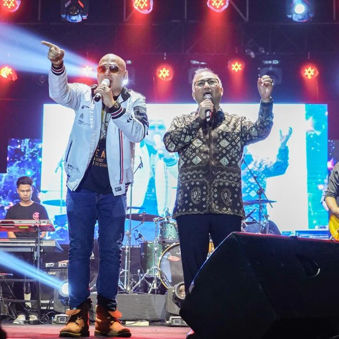 Duet Bareng Husein IDOL, Pj Bupati H Apriyadi Mahmud Berhasil Hibur Masyarakat 