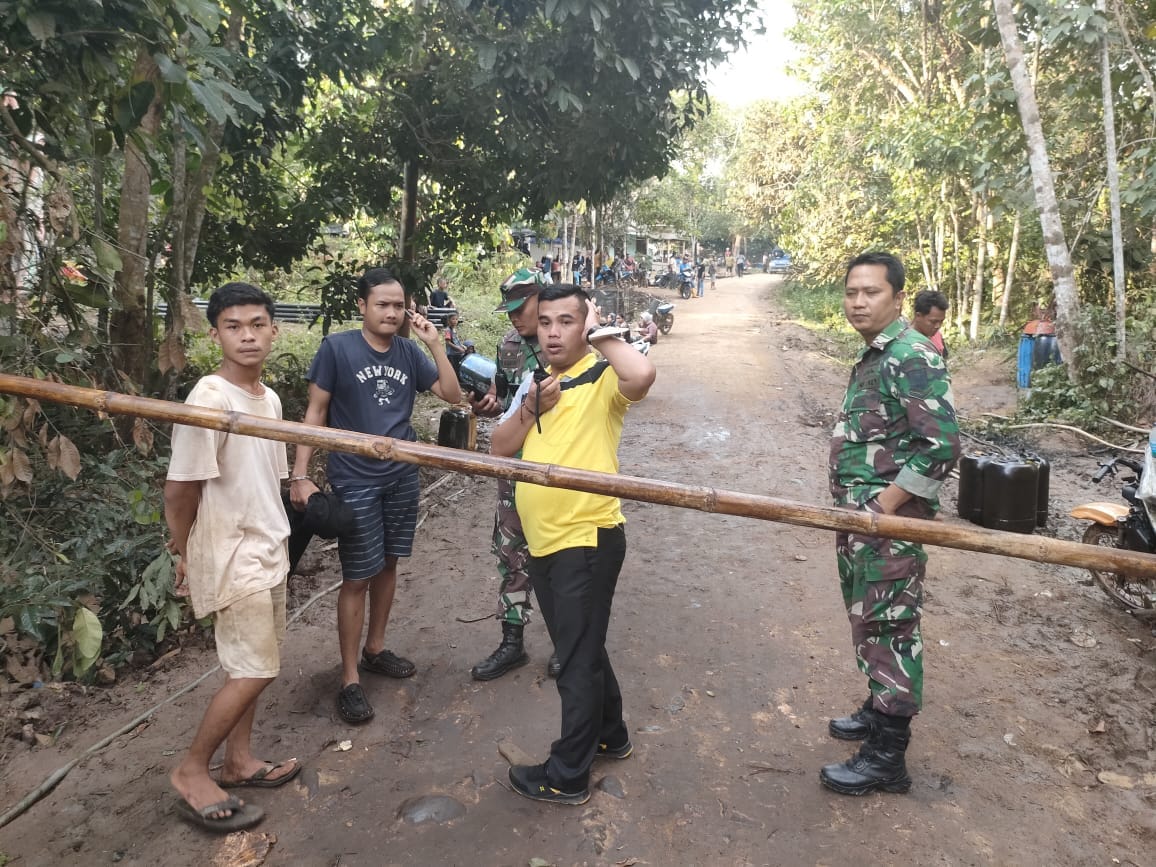 Evakuasi Warga dan Amankan Lokasi Semburan Minyak di Keluang