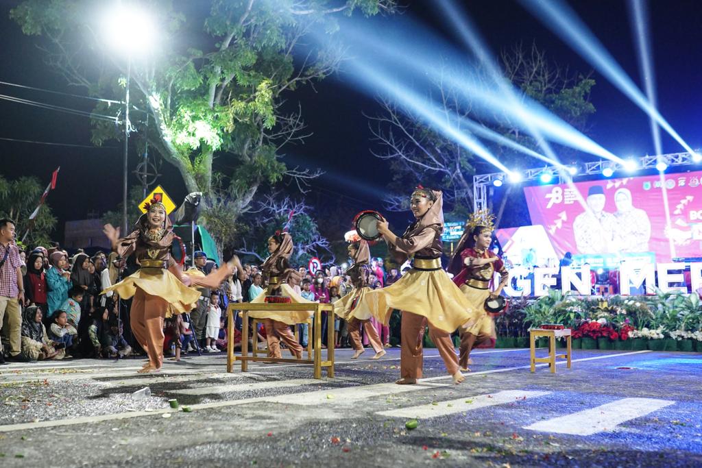 Fashion Show Festival Bongen,  Undang Gelak Tawa Ribuan Penonton 