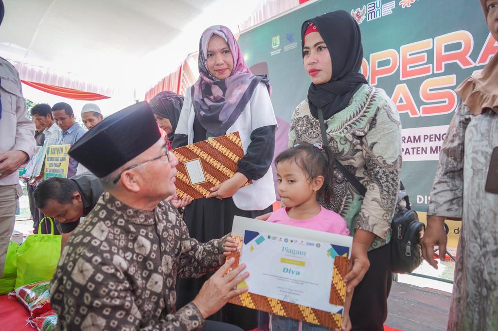 Formasi Lengkap,  Pj Bupati Apriyadi  Besama Kades Sekecamatan BHL Gelar Operasi Pasar