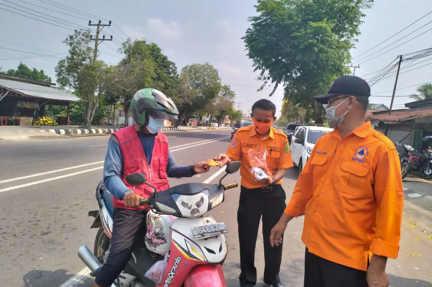 Gerak Cepat Antisipasi Dampak Kabut Asap, Pemkab Muba Bagikan Ribuan Masker Untuk Masyarakat