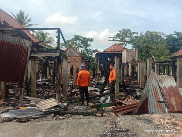Gerak Cepat Pemkab Muba Serahkan Bantuan Logistik Kepada Korban Kebakaran di Petaling
