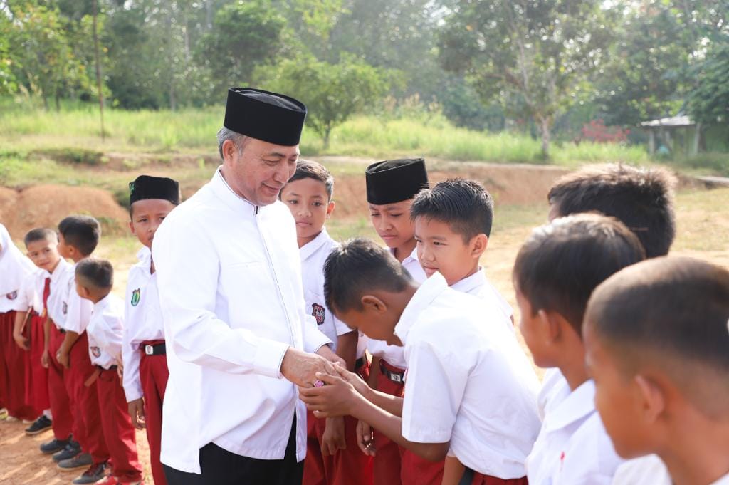 Guru dan Siswa SDN 2 Bayat Ilir Curhat ke Pj Bupati Apriyadi