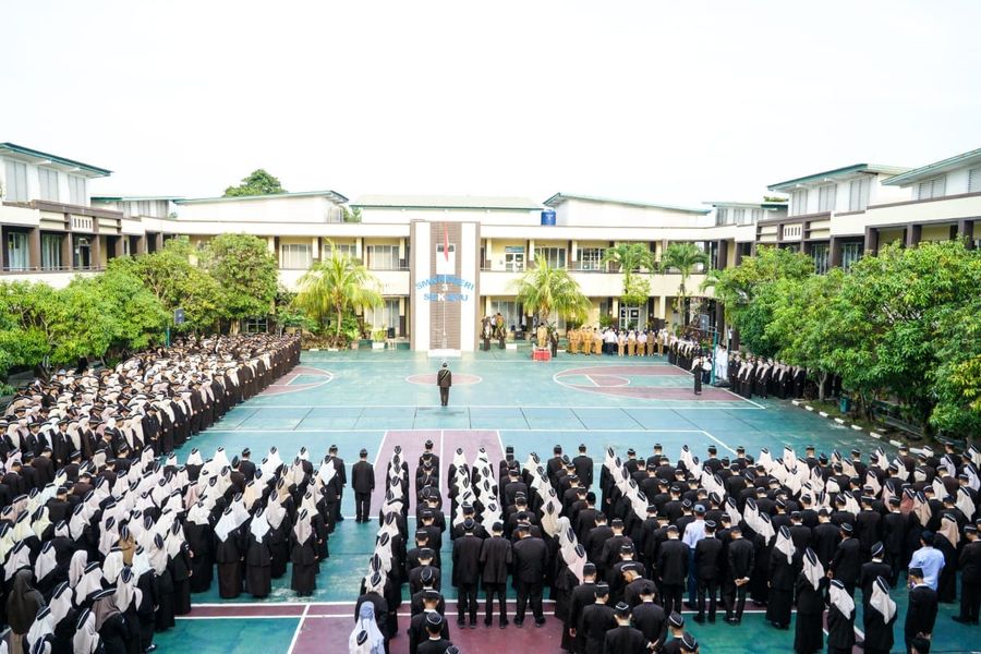 Histeris Siswa Siswi Berebut Selfi Foto Bersama Pj.Bupati Apriyadi