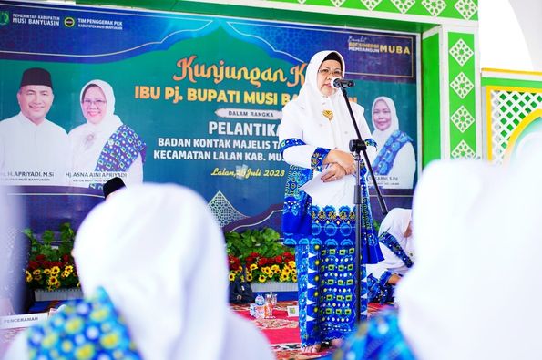 Hj Asna Aini Apriyadi Resmi Lantik Pengurus BKMT Kecamatan Lalan 