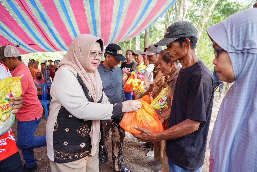 Jaga Tradisi Bekarang, Pj Bupati Apriyadi Nyebur Bareng Warga  