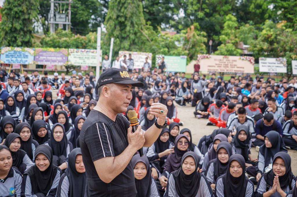 Keseruan Pj Bupati Muba Jalan Santai dan Senam Pagi Bareng Pelajar di SAMANSA