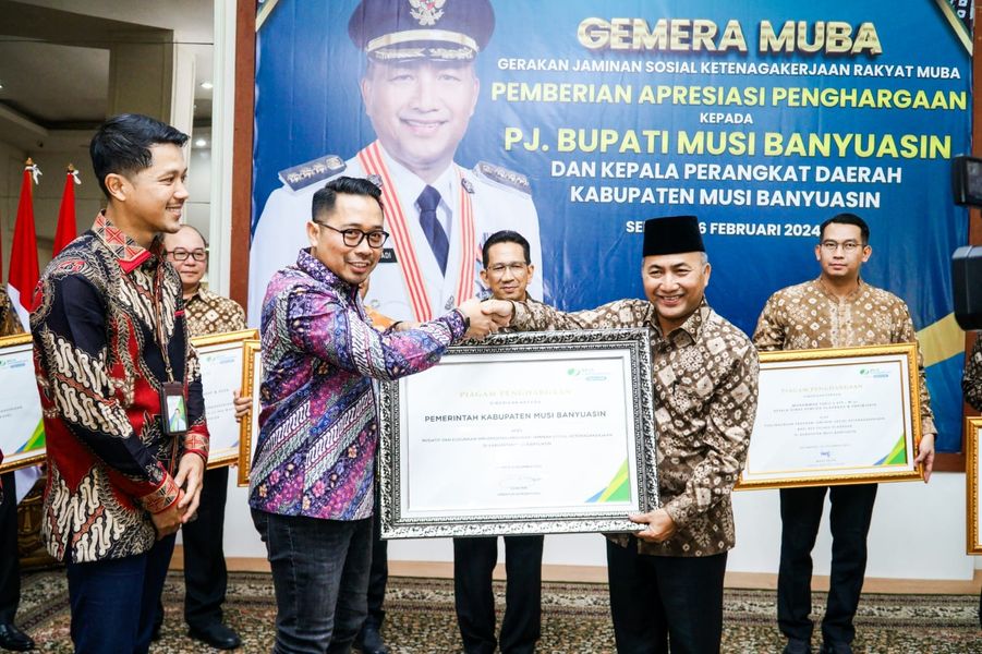 Komitmen Beri Perlindungan Kepada Para Pencari Nafkah di Muba, Pj Bupati Apriyadi Diganjar Pengharga