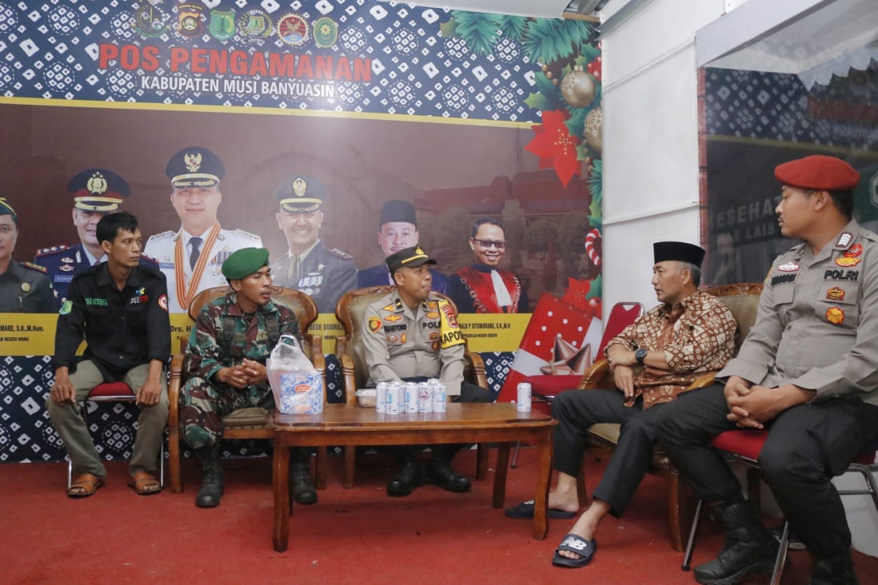 Malam-malam Pj Bupati Apriyadi Bawa Camilan ke Pos Nataru di Lais