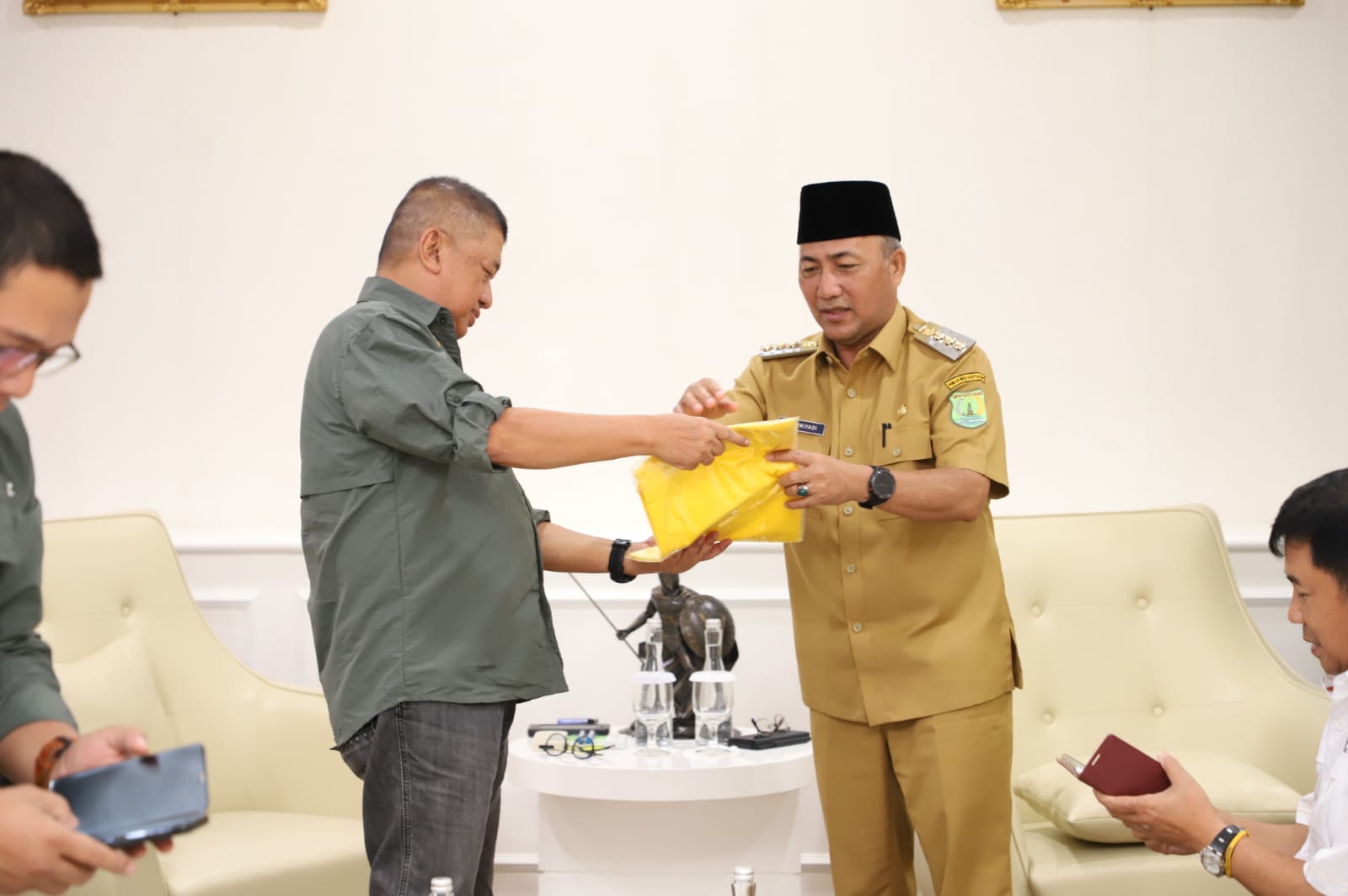 Mantan Gubernur SO Sowan ke Pj Bupati Apriyadi, Beri Baju Bedulur 