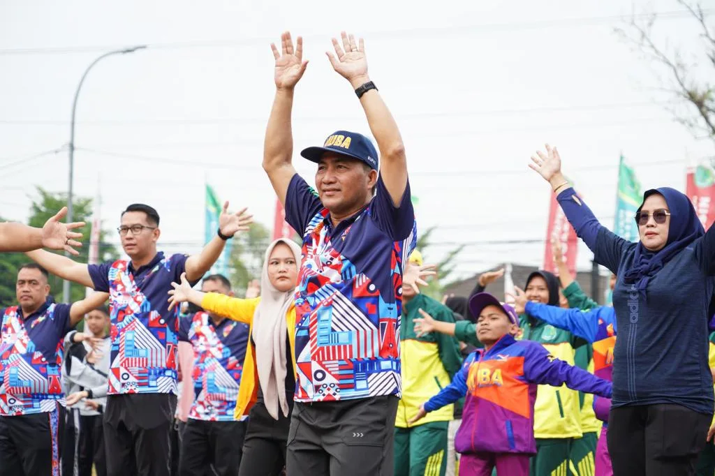 Meriah, Ribuan Warga Muba Jalan Sehat dan Senam Bareng Pj Bupati Apriyadi