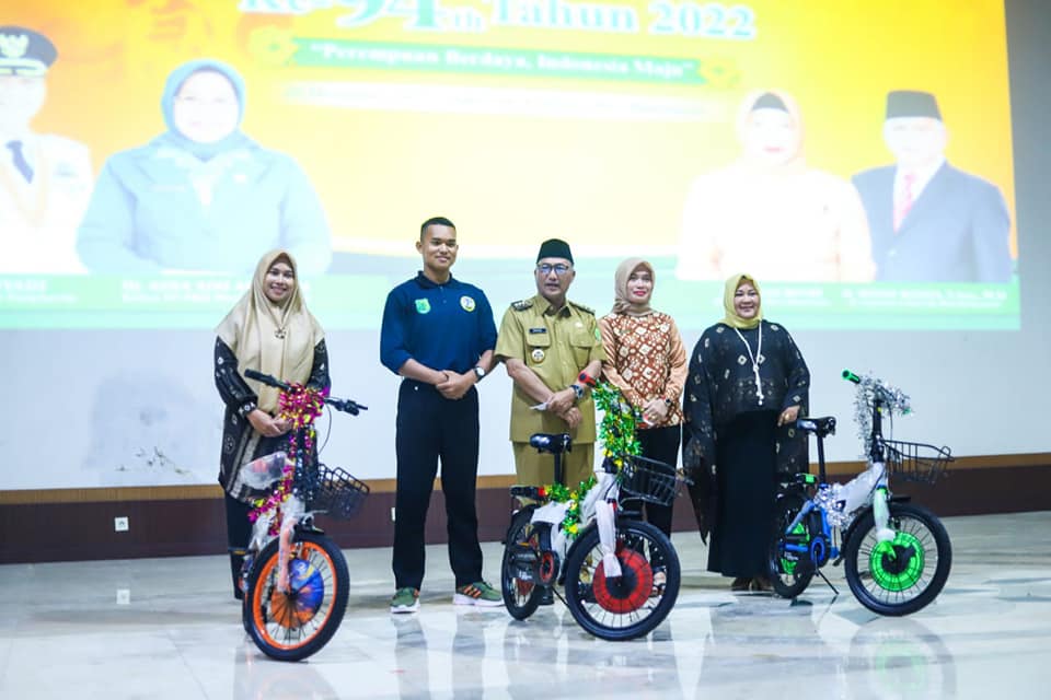 Meriahkan Hari Ibu ke-94, Pj Bupati Bagi-bagi Doorprize Sepeda