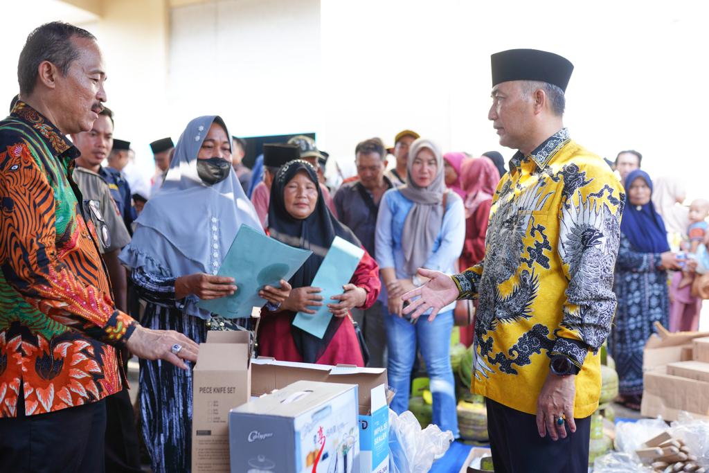 Meski Hari Libur, Pj Bupati Apriyadi Lakukan Kunker dan Beri Bantuan UMKM