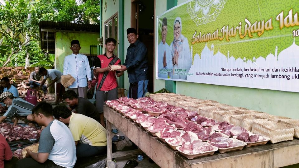 Patuhi Himbauan Pj Bupati Muba Panitia Bagikan Daging Kurban Tanpa Kantong Plastik