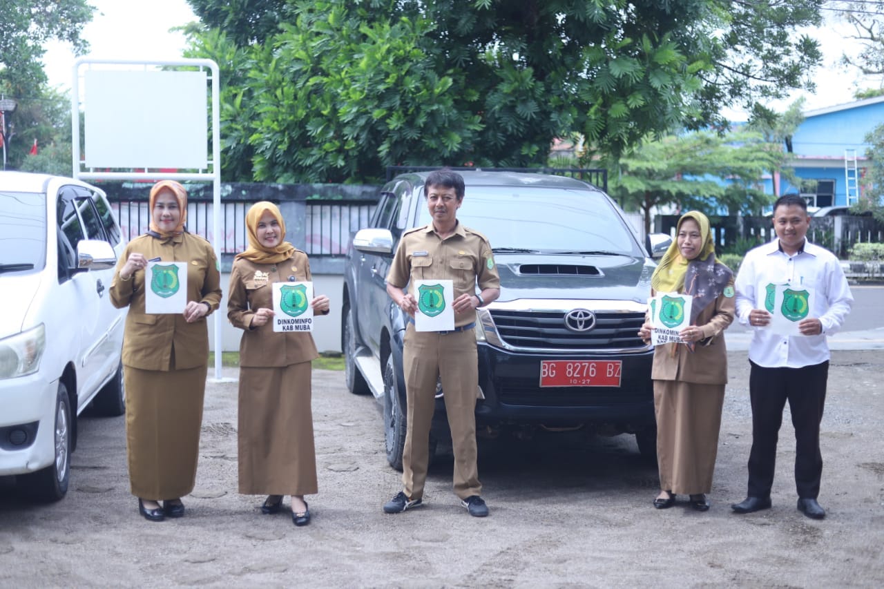 Patuhi Perbub, Dinkominfo Muba Pasang Logo Pemkab Pada Kendaraan Dinas