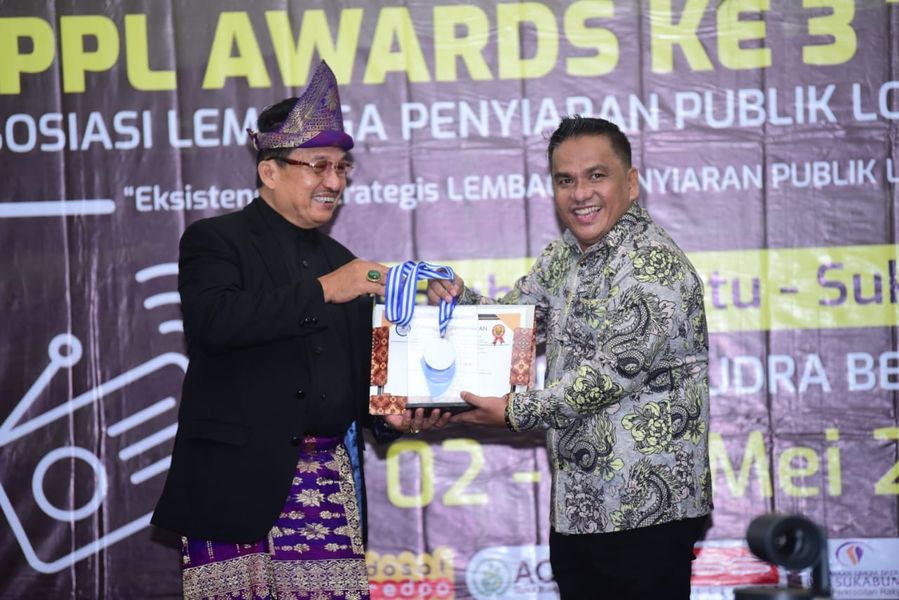 Peduli Radio , Pj Bupati H Apriyadi Menerima reward dari  Asosiasi LPPL Radio dan Televisi Indonesia