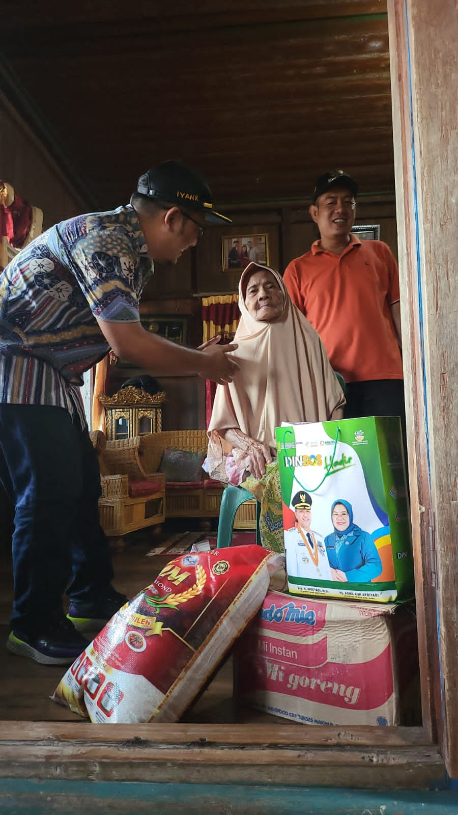 Pemkab Muba Bagikan Puluhan Sembako Untuk Masyarakat Pra Sejahtera