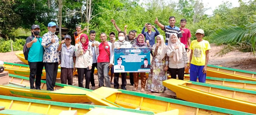 Pemkab Muba Beri Bantuan Perahu dan Mesin ke Nelayan Ulak Kemang 