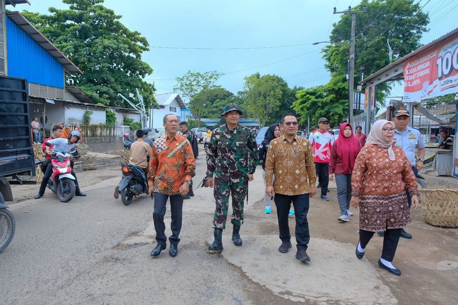 Pemkab Muba Bersama Kodim 0401 Adakan Karya Bakti Pembersihan Area Pasar Randik