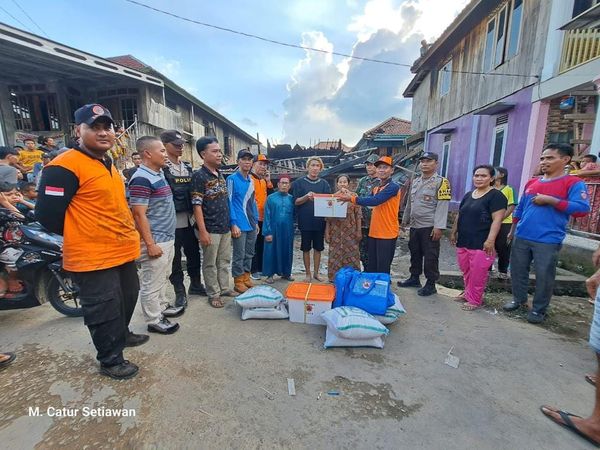 Pemkab Muba Salurkan Bantuan kepada Korban kebakaran di Desa Linggosari