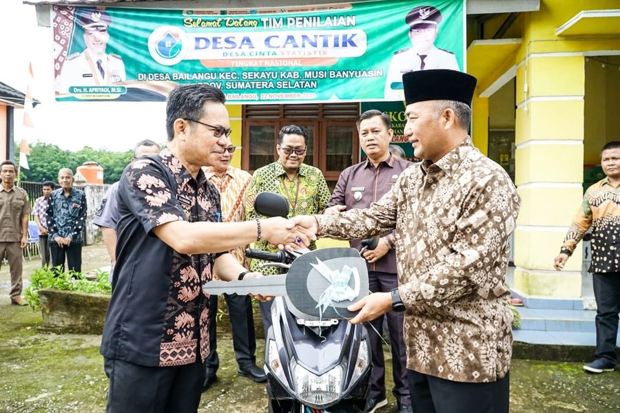 Perangkat Desa Bailangu Kaget Diantar Motor Baru oleh Pj Bupati Apriyadi