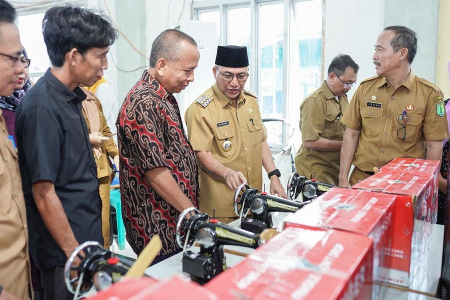 Perayaan Hari UMKM Nasional, Pj Bupati Apriyadi Serahkan Bantuan Kepada 70 UMKM