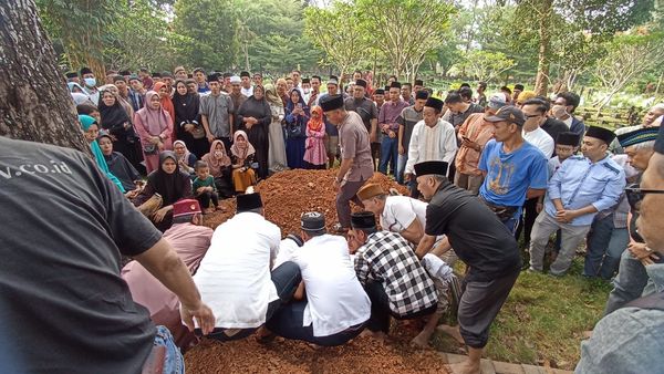 Pj Bupati Apriyadi Antar Langsung Mendiang Wakil Ketua Baznas Muba ke Pemakaman