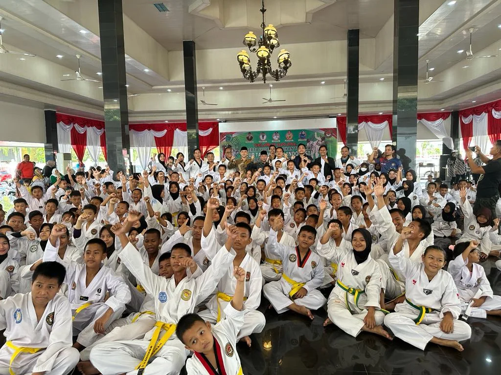 Pj Bupati Apriyadi Beri Semangat Taekwondoin Uji Kenaikan Tingkat