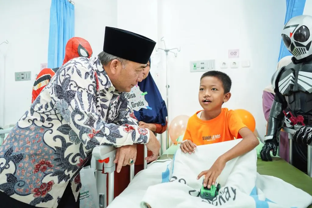 Pj Bupati Apriyadi Boyong Batman dan Spiderman Hibur Pasien Bibir Sumbing Gratis