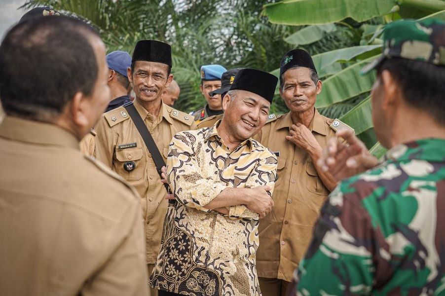 Pj Bupati Apriyadi Buat Mulus Jalan yang Hubungkan Tiga Desa di Tungkal Jaya