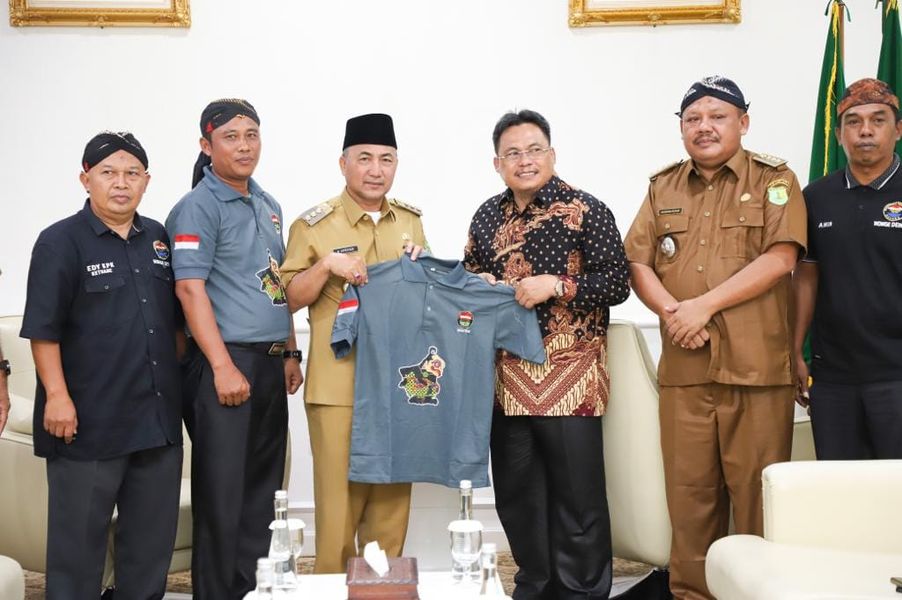 Pj Bupati Apriyadi Dapat Kaos Republik Ngapak