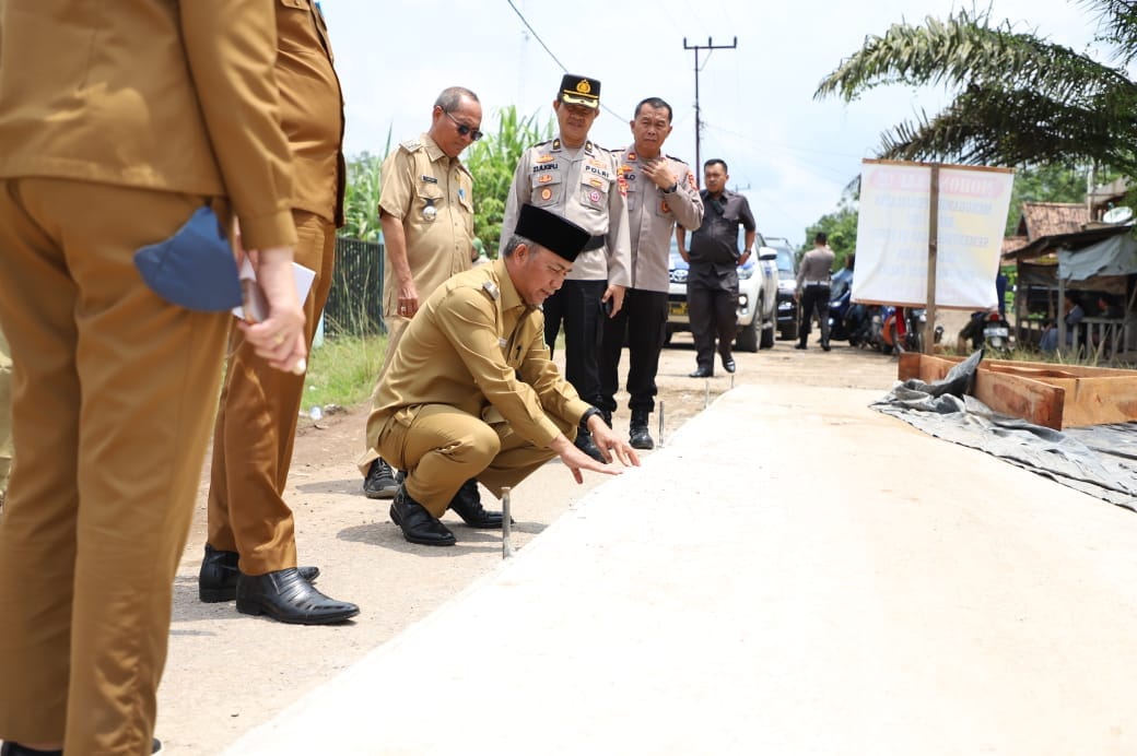 Pj Bupati Apriyadi Monitor Pilkades Hingga Tinjau Perbaikan Jalan di Desa Napal