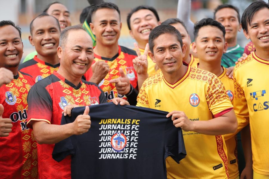 Pj Bupati Apriyadi Perkuat Muba Old Star Lawan Jurnalis FC Palembang